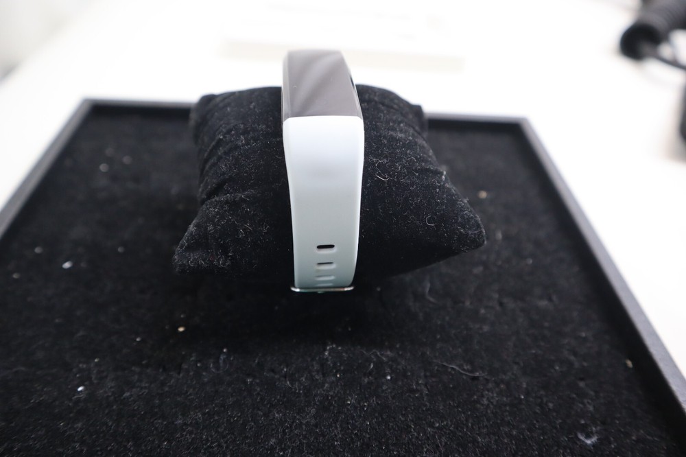GRV FITNESS TRACKER - WHITE ***