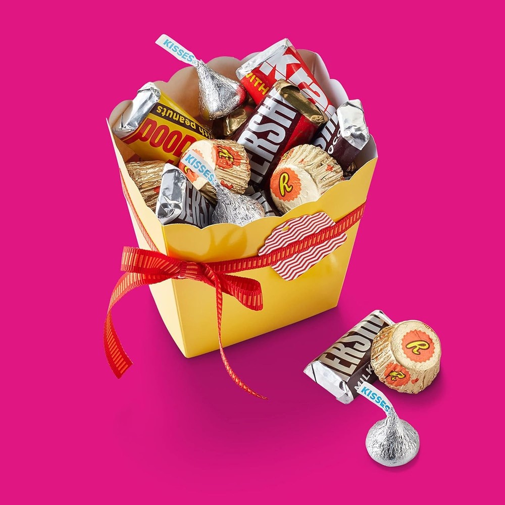 HERSHEY'S and REESE'S Miniatures Assorted Chocolate Candy Party Pack,...