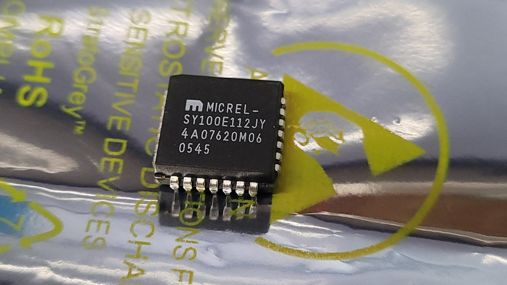 Micrel SY100E112JY Buffer, Non-Inverting 1 Element 4 Bit per Element