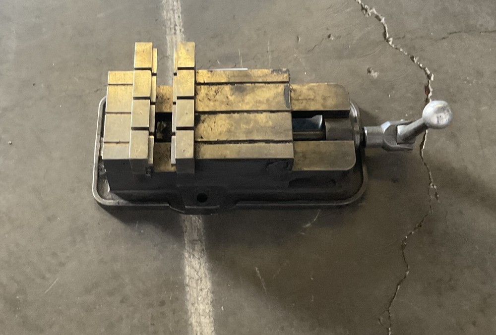 ANGLOCK 6' MILLING MACHINE VISE WITH HANDLE, D60-1