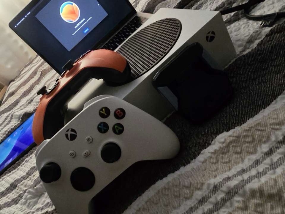 HUGE ELECTRONICS MIXED LOT, Xbox, Apple, Sony (Read description for more info)