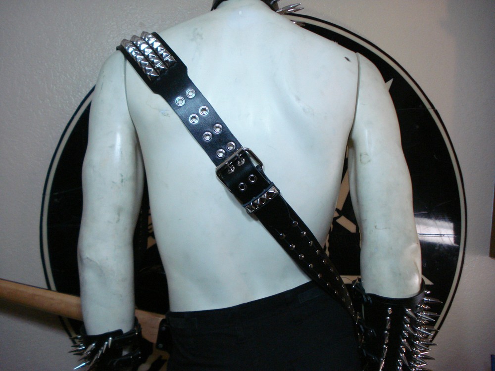 LEATHER STUDDED GUITAR STRAP. BUCKLE UP ...(MDLS0292)... SAMOTH