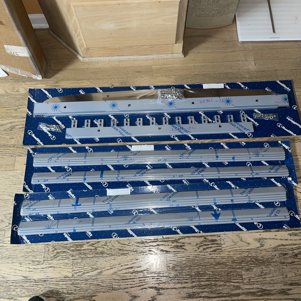 RoadWorks Peterbilt Grille Inserts 25902