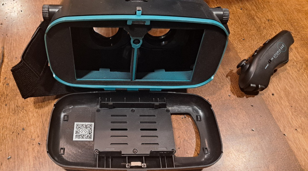 Utopia 360 Virtual Reality 3D Headset + Bluetooth Controller and box - used