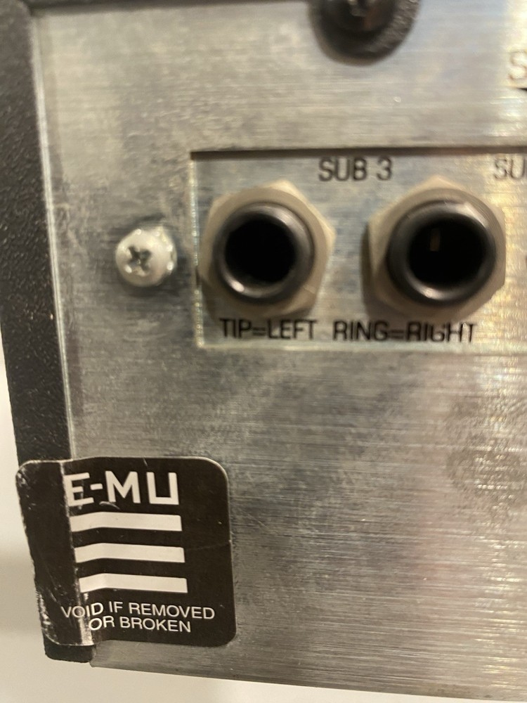 E-MU ESI-32 Rackmount 32-Voice Digital Sampler Powers Up