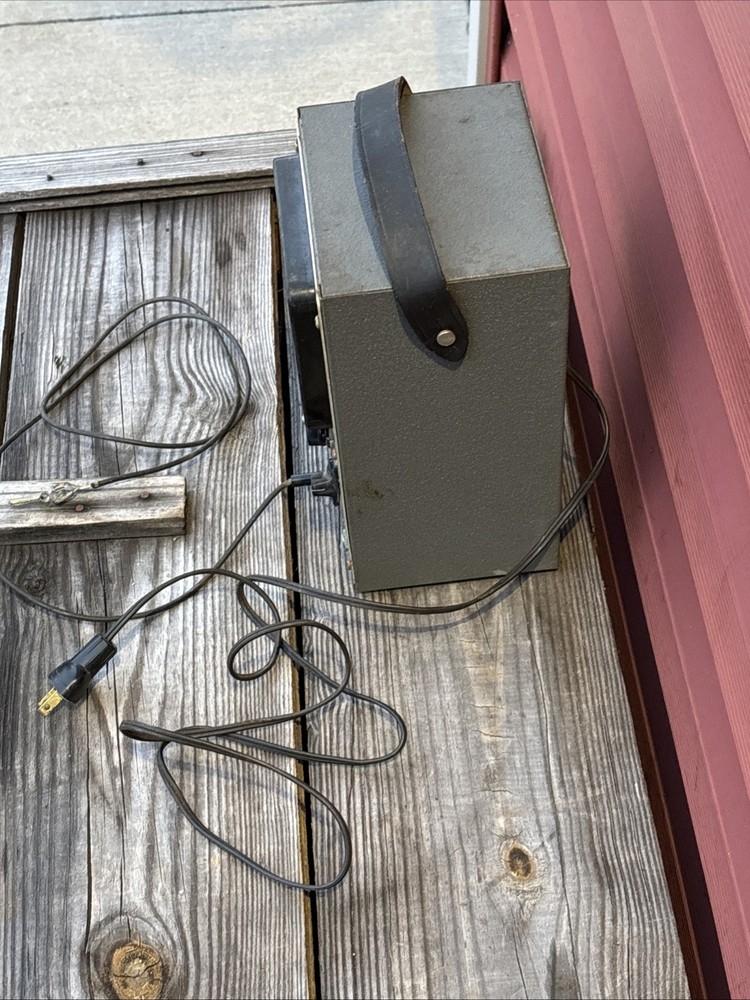 Vintage EICO Model 221 Voltmeter Ohmmeter Test Equipment Powers On (Untested)