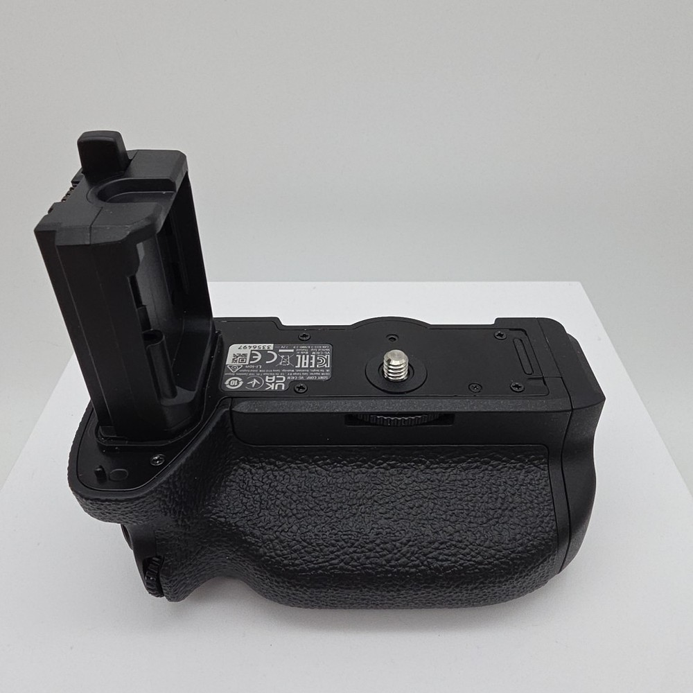 Sony Vertical Grip VG-C4EM- MISSING ONE SCREW FULLY FUNCTIONAL