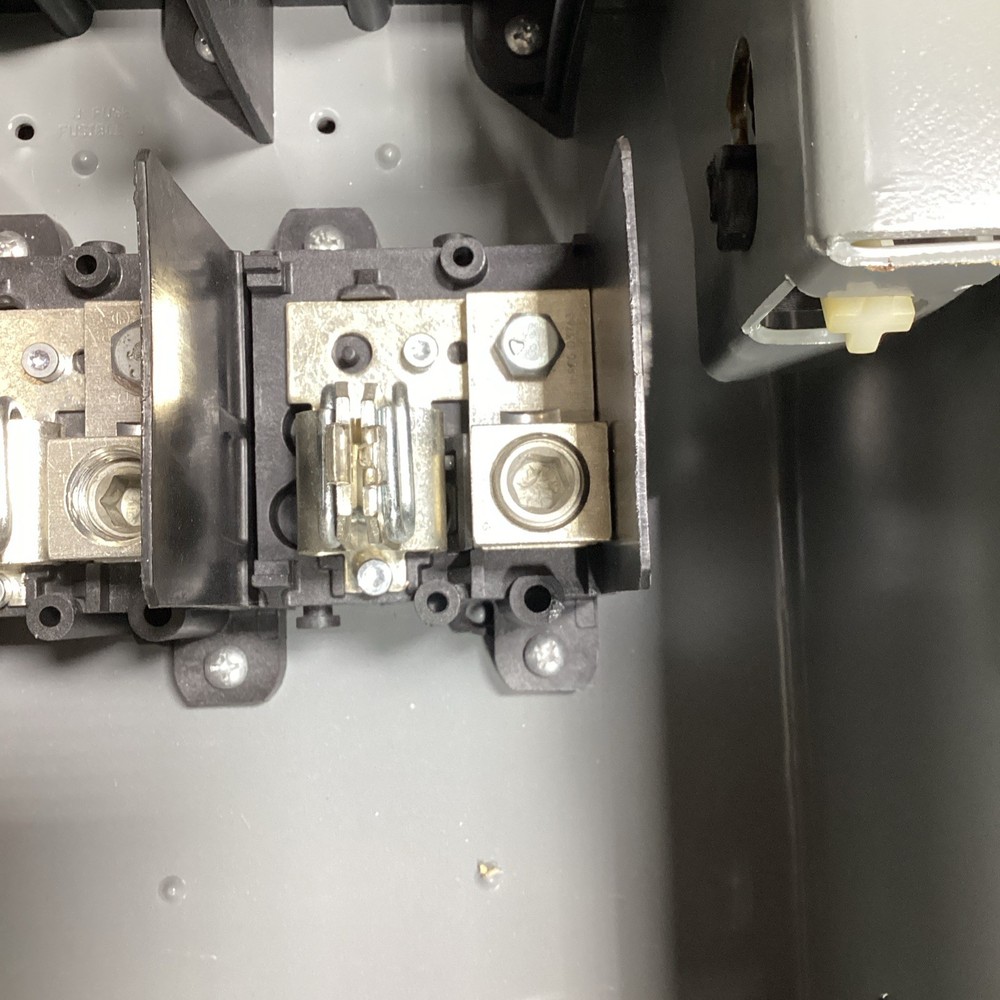 SQUARE D D324N 200A General Duty Safety Switch Type 1 Enclosure USED 🟡