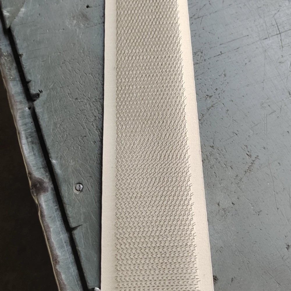 Elastic carding machine wire brush