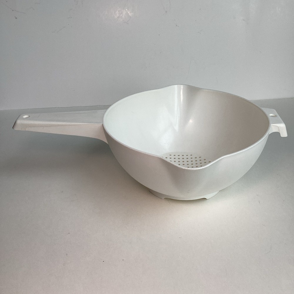 Tupperware 2 Quart Strainer Colander White Handle Hook Pan Rest Classic 1523