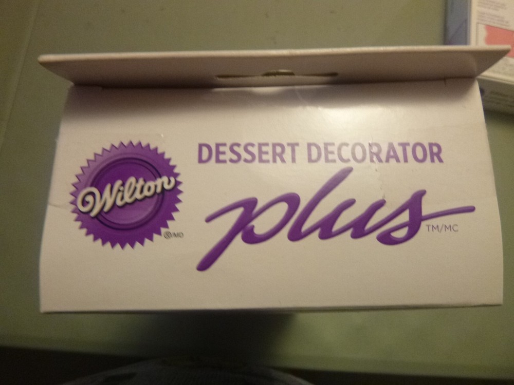 Wilton Dessert Decorator Plus with 5 icing Tips & 2 Tip Couplers NEW!!