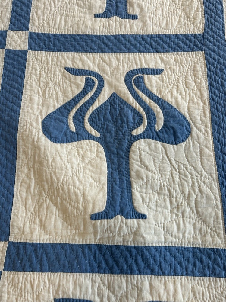 Cotton quilt with blue Hawaiian Breadfruit (Ulu) pattern