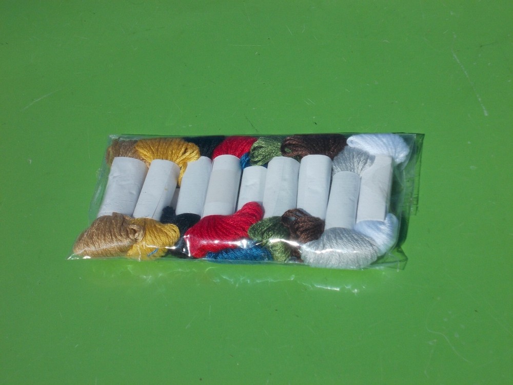 SINGER POLYESTER HAND SEWING THREAD AND NEDDLE KIT 9 MINI COLOR SPOOLS