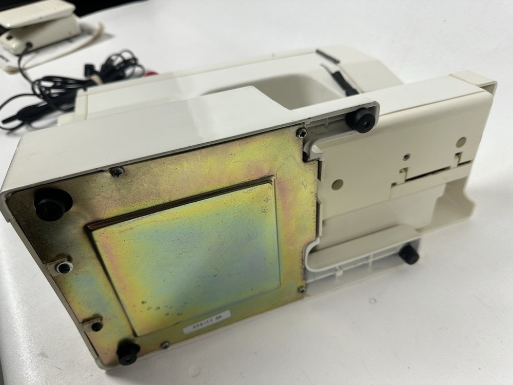 White Vintage Sewing Machine Model 1477