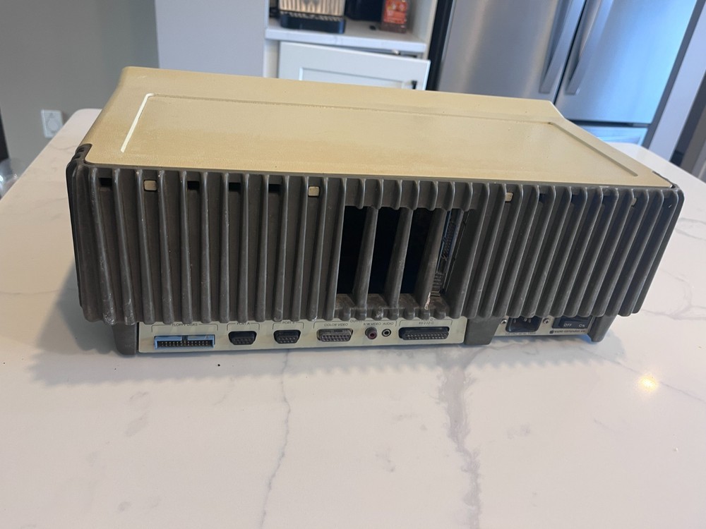 Apple III Computer 256k - Powers On - For Repair - Missing One Key