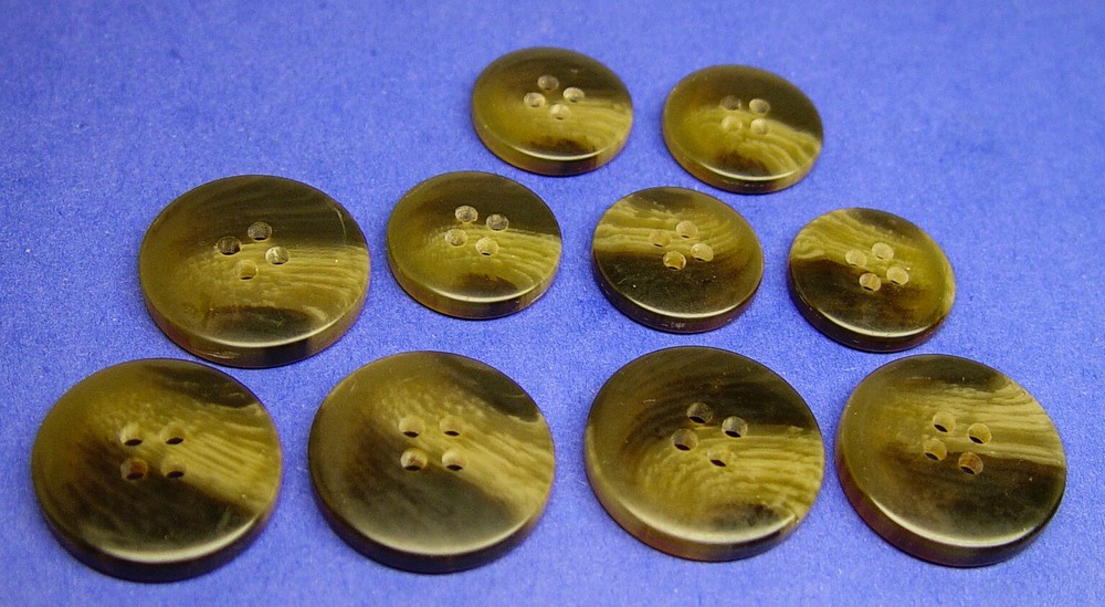 LIZ CLAIBORNE REPLACEMENT BUTTONS PLASTIC INSCRIBED HORN EFFECT , GOOD CONDITION