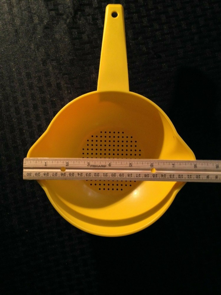 Vintage Tupperware 1 Quart Yellow plastic Strainer Colander 8" Wide