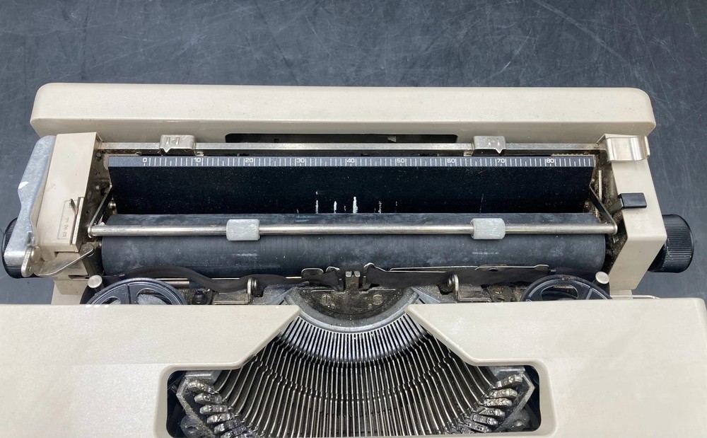 Olivetti Lettera 25 Manual Typewriter W/ Case
