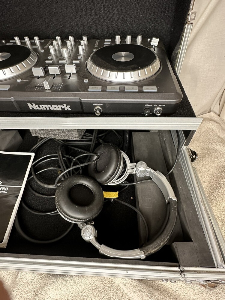 Numark Mixtrack Pro Standalone Streaming DJ Controller With Case
