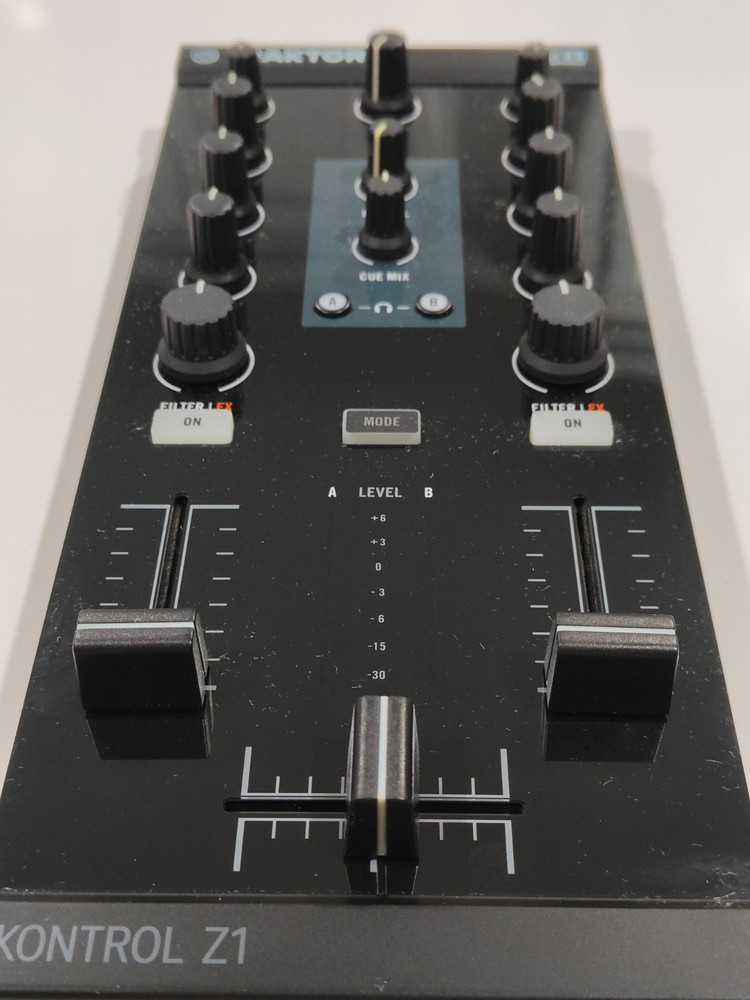 Native Instruments Traktor Kontrol Z1 DJ Mixer