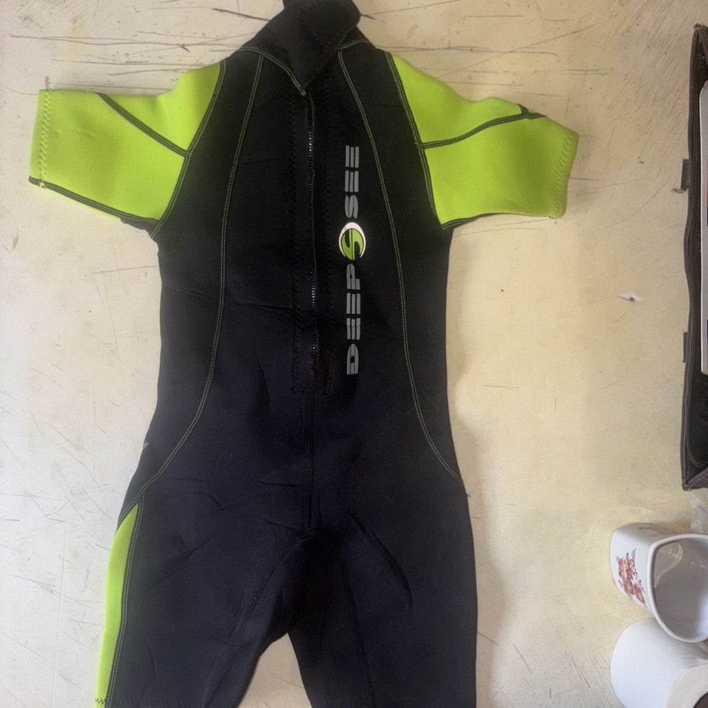 Deep See children wet suit size Xs EUC