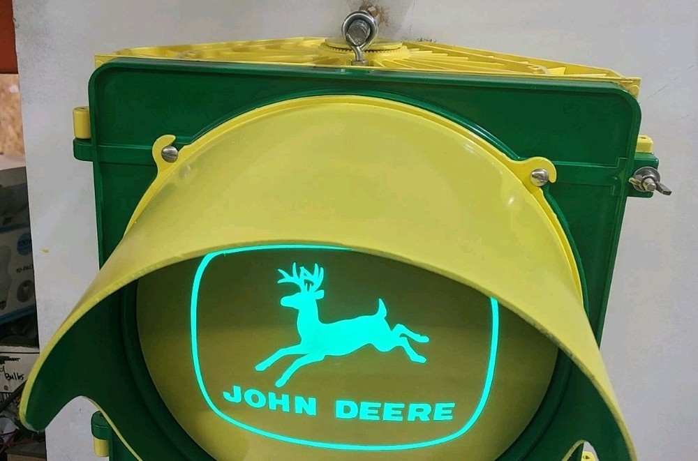 JOHN DEERE 12 INCH SHOP LIGHT