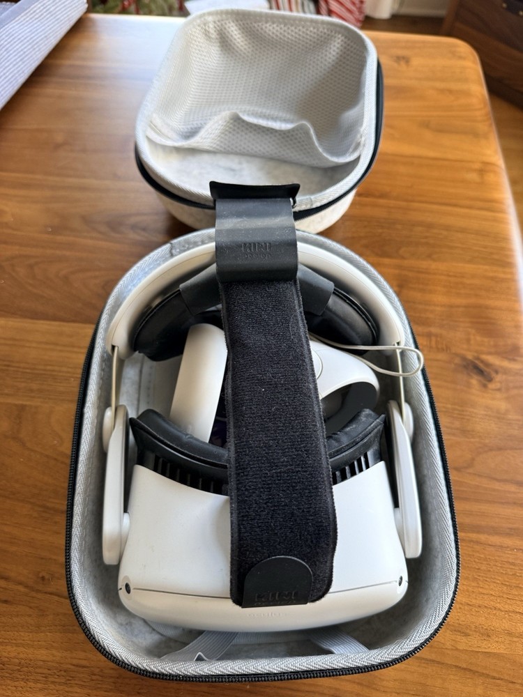 Meta Quest 2 With kiwi Strap And Case