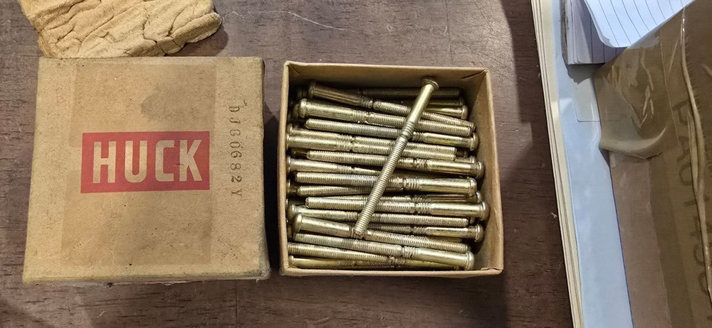 (100) HUCK BOLT RIVETS DJ80682Y