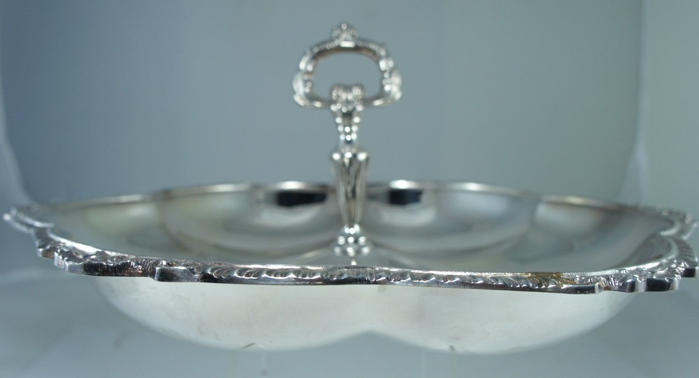 VINTAGE SILVER PLATED SHELL PATERN SERVING DISH/BOWL/TRAY W/HANDLE