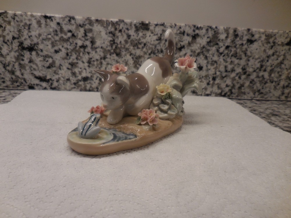 LLARDO KITTY CONFRONTATION PLAYFUL CAT WITH FROG NO BOX