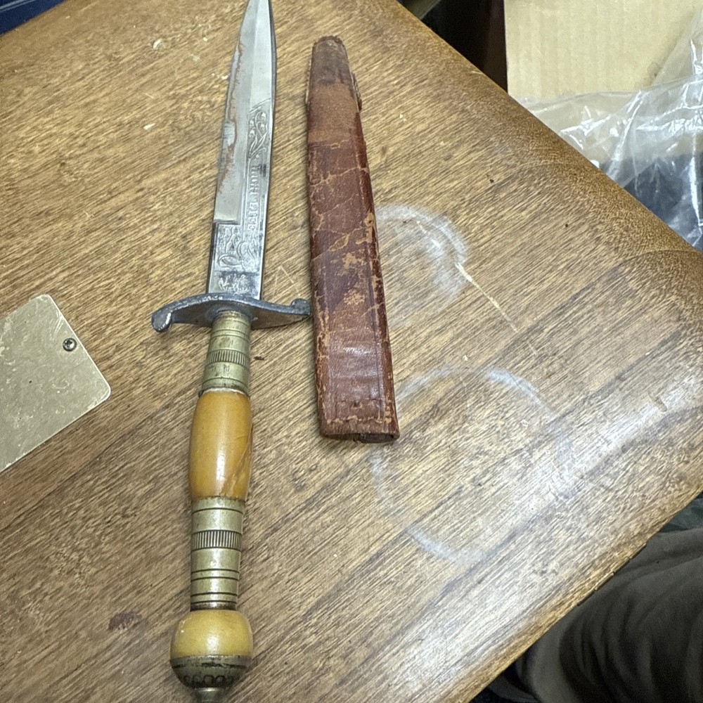 A GERMAN SOLINGEN DAGGER WITH ENGRAVED BLADE