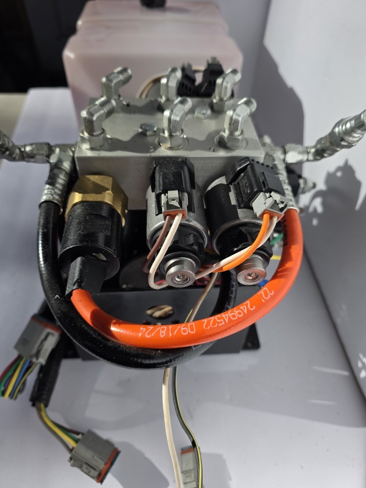 Lippert LCI 433523 Unidirectional Hydraulic Pump 7 Quart Slide Out & Leveling