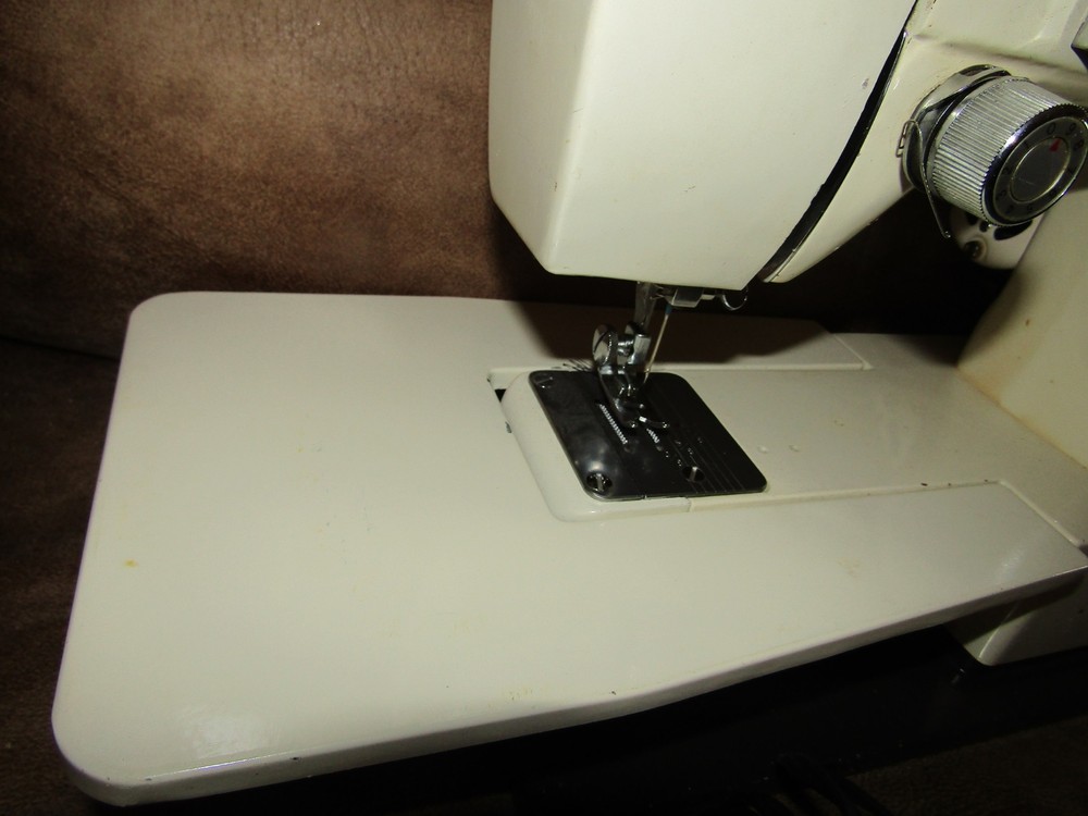 VINTAGE DRESSMAKER 1875 SEWING MACHINE