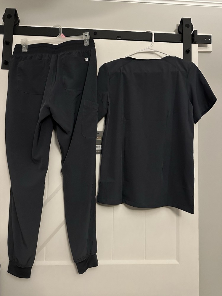 Maevn Women's Scrub Set Size Small