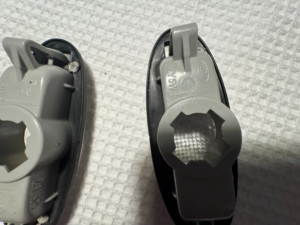 2009 Mercury Mariner right, left side front mounted fender accessory lights