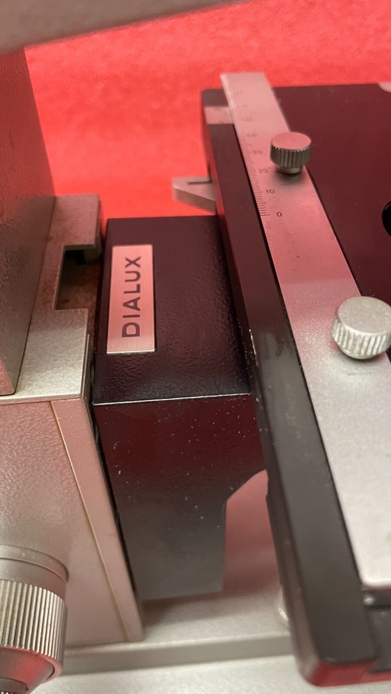 LEITZ MICROSCOPE WITH DIALUX TABLE (FOR PARTS OR REPAIR)