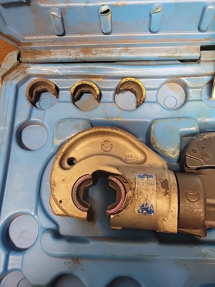 Cembre HT131-C Hydraulic Crimping Tool w/ Case