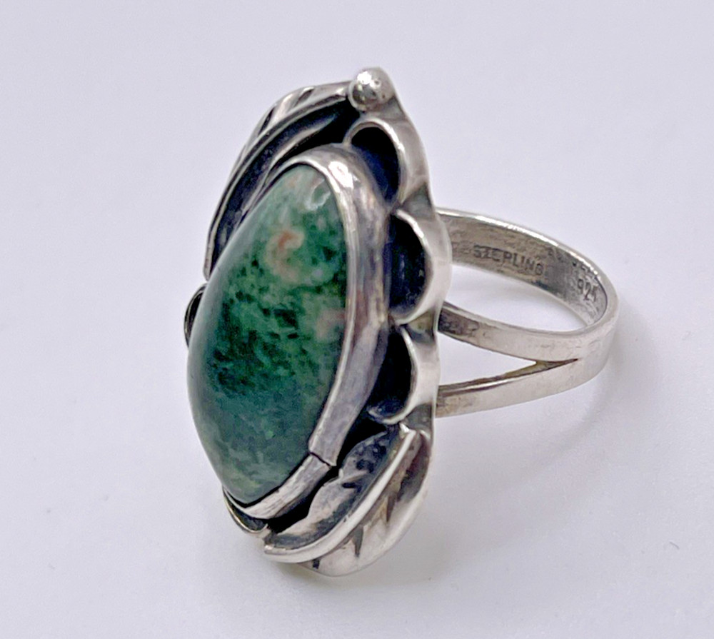 Sterling Silver Green Stone w/ Feathers Ring Sz 7