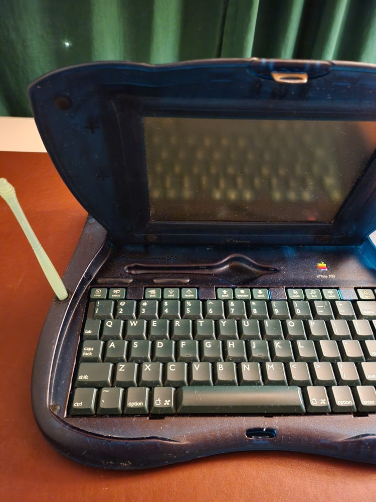 Apple Newton eMate 300 with AC adapter - Working!