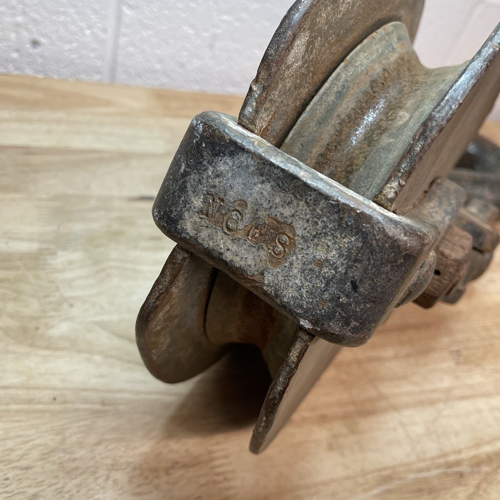Industrial Snatch Block Solid Iron Pulley - 45lbs