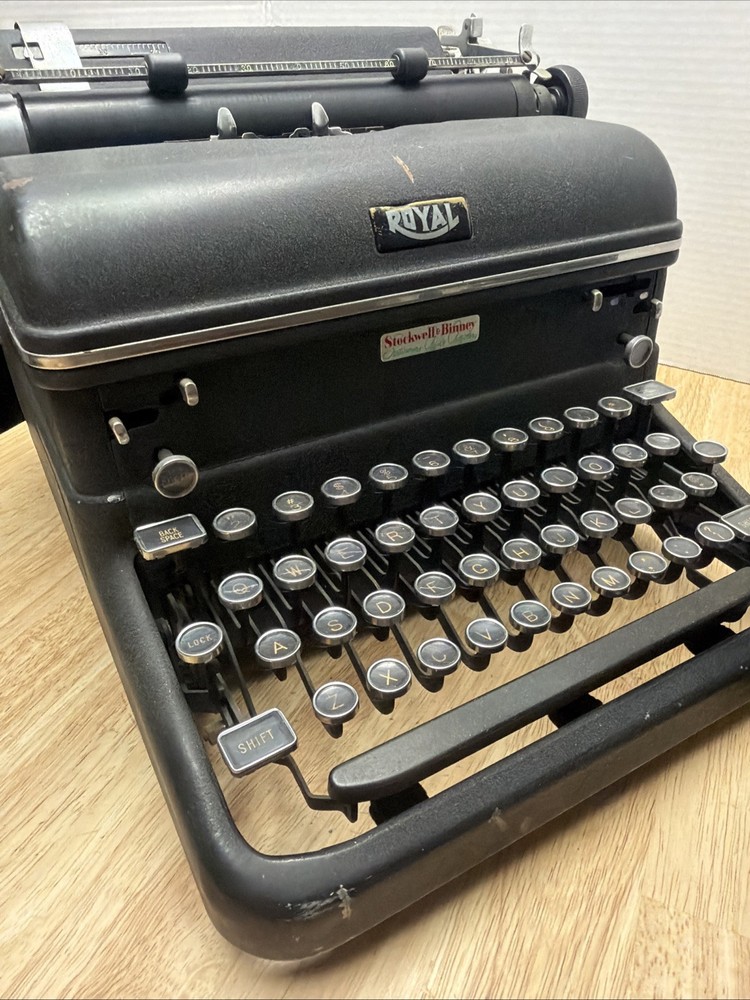 Antique 1940s Royal KMM Magic Margin Typewriter