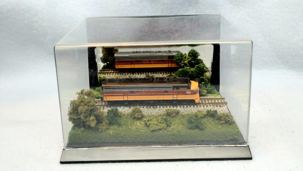 Z SCALE DISPLAY MIRROR CASE - GREAT VIEW FOR ANY Z LOCO OR CAR