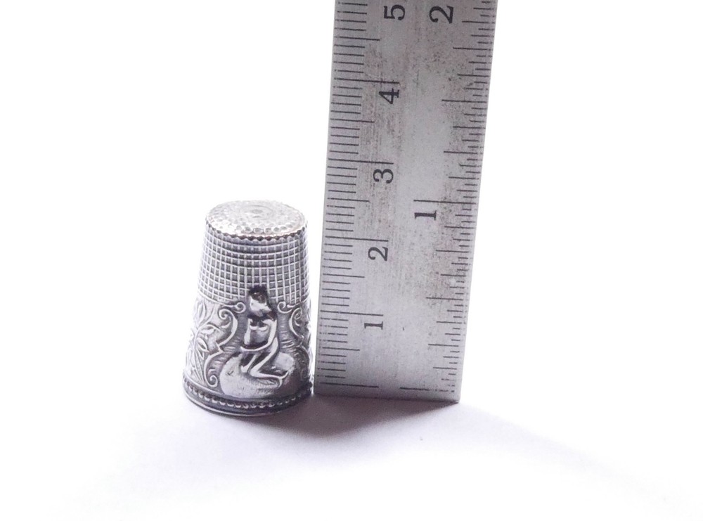 Vintage Thimble Lady Leafs Decorated 925 Sterling Silver