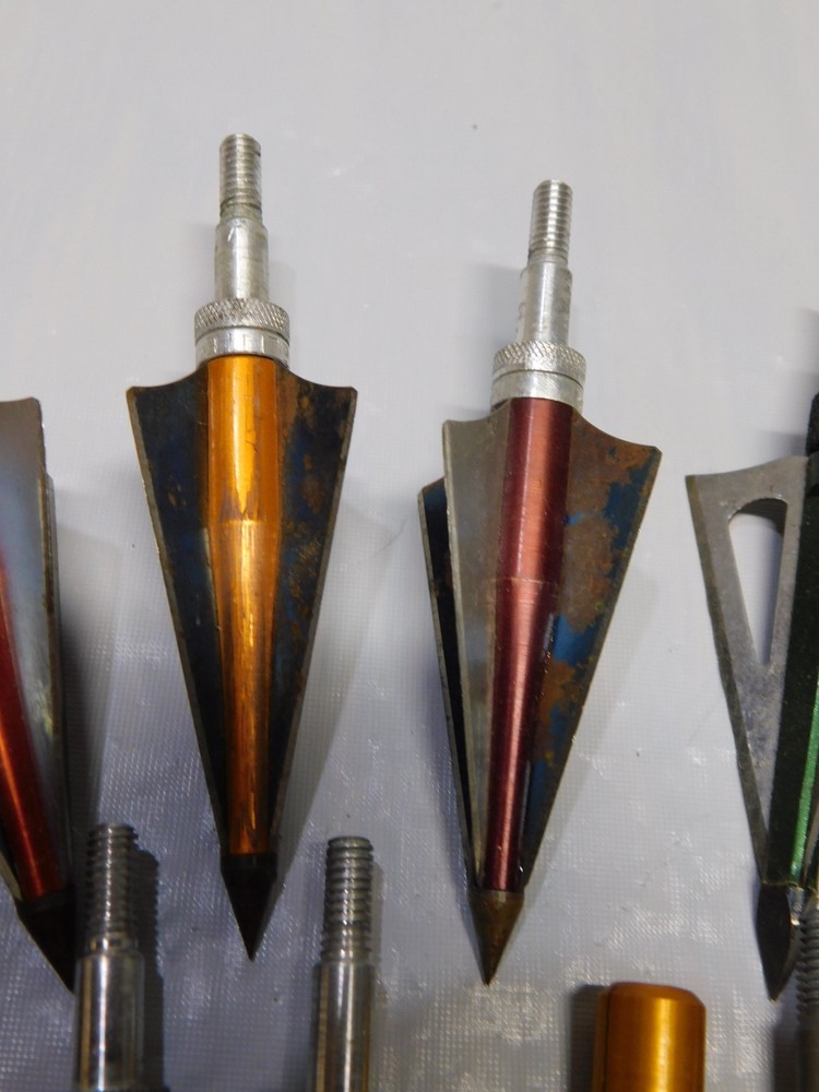 LOT OF 8 FIXED BROADHEADS