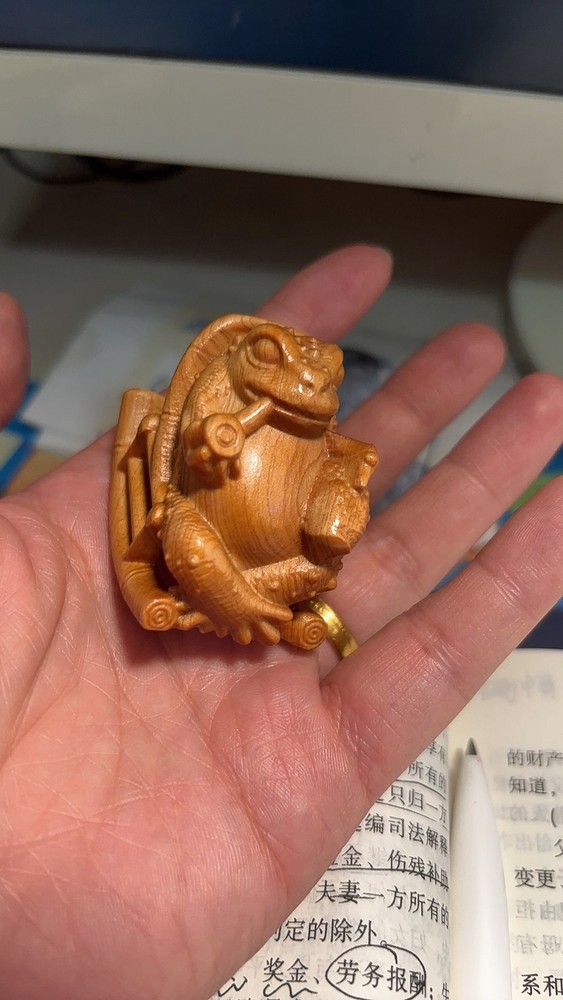 Thuja Wood Toad Carving Hand Piece Vintage Solid Wood Craft Ornament