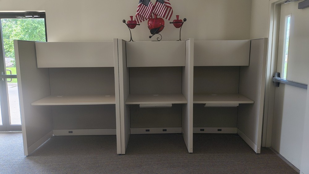 Office Cubicle Desks| Excellent Condition | Full SET!