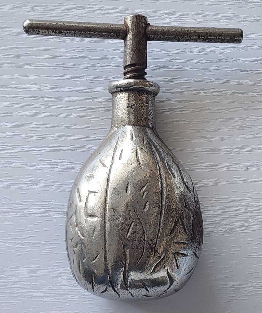 VTG Metal Nut Cracker Handheld Tool W/Screw Twist