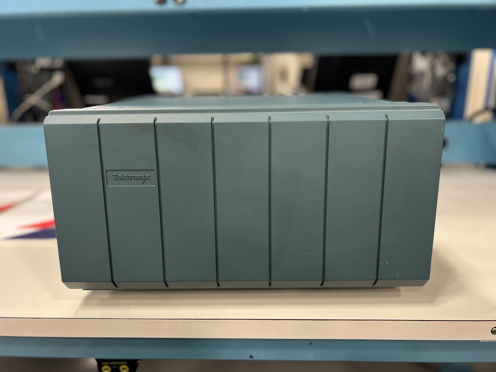 Tektronix TLA704 Logic Analyzer Color Portable Mainframe