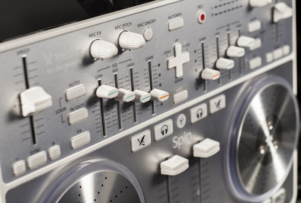 Vestax Spin USB MIDI/AUDIO DJ Controller for Mac computers