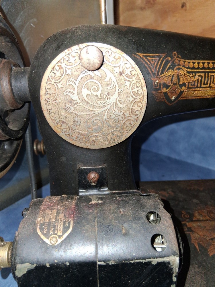 Old Singer Sewing Machine With Box